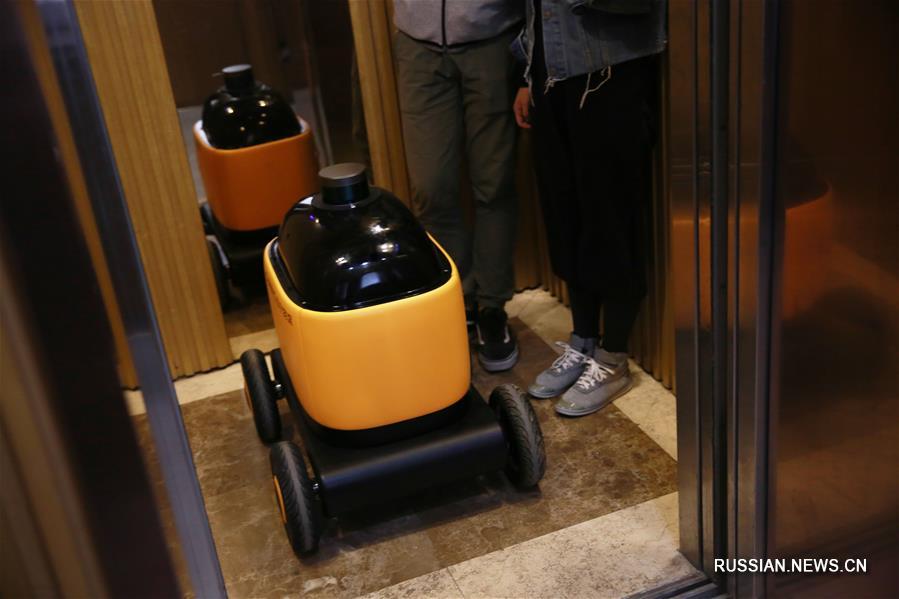 В Нанкине появился робот-курьер, умеющий пользоваться лифтом