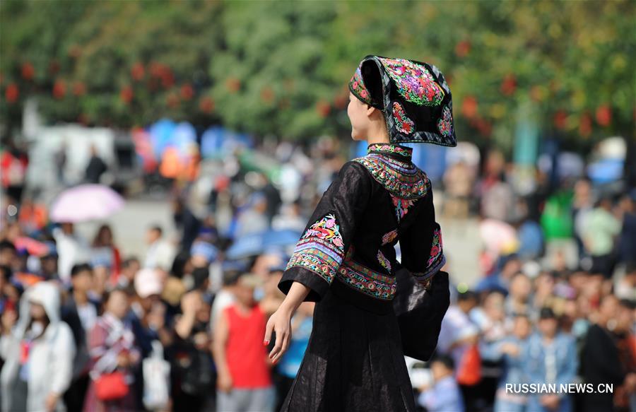 Конкурс традиционного костюма народности буи в провинции Гуйчжоу