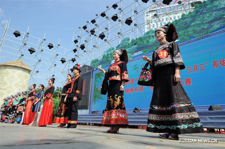 Конкурс традиционного костюма народности буи в провинции Гуйчжоу