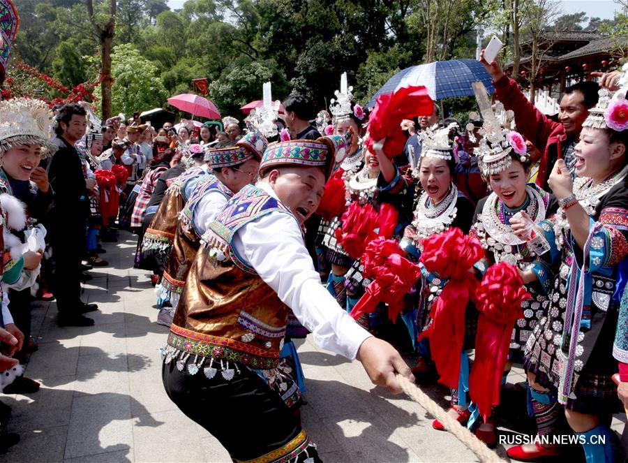 В Китае отмечают традиционный праздник Саньюэсань