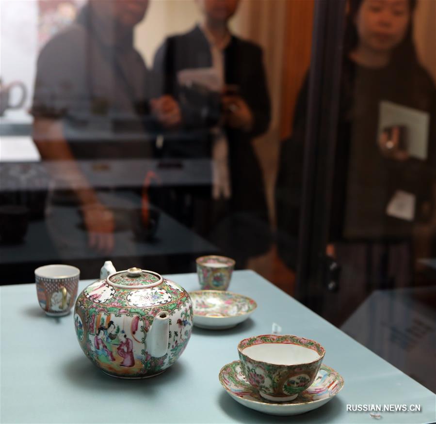 В САР Сянган проходит выставка чайной посуды