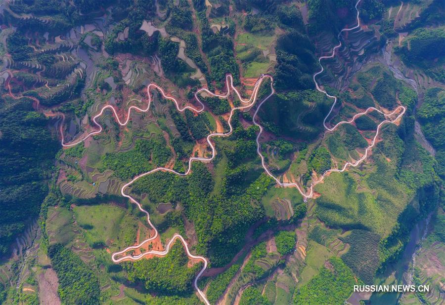 Строительство шоссейных дорог в бедных горных районах уезда Жуншуй