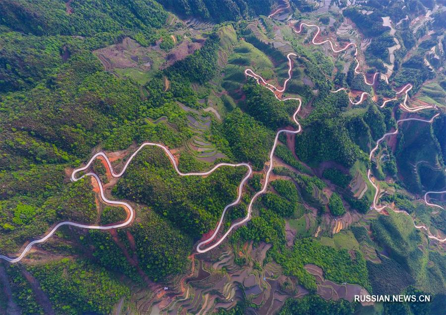 Строительство шоссейных дорог в бедных горных районах уезда Жуншуй