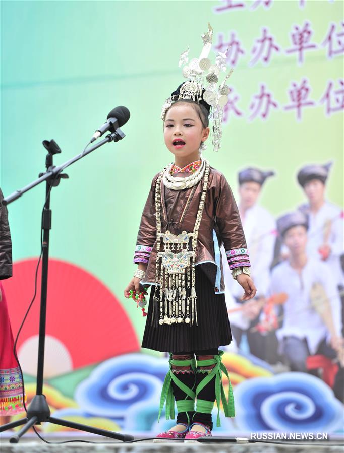 Школьный конкурс национальной музыки и пения в уезде Цунцзян