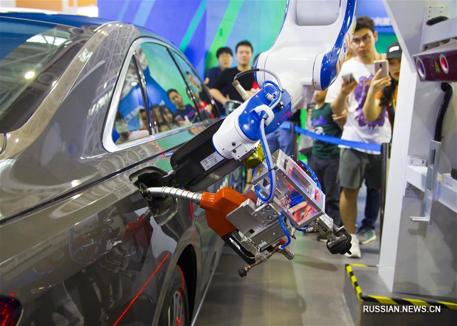 Робот-заправщик на выставке в Фучжоу