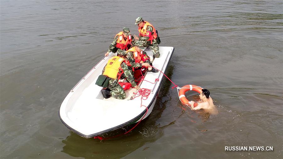 Учения по спасению на водах китайской вооруженной полиции в Лунъяне