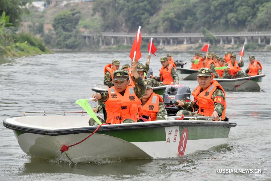 Учения по спасению на водах китайской вооруженной полиции в Лунъяне
