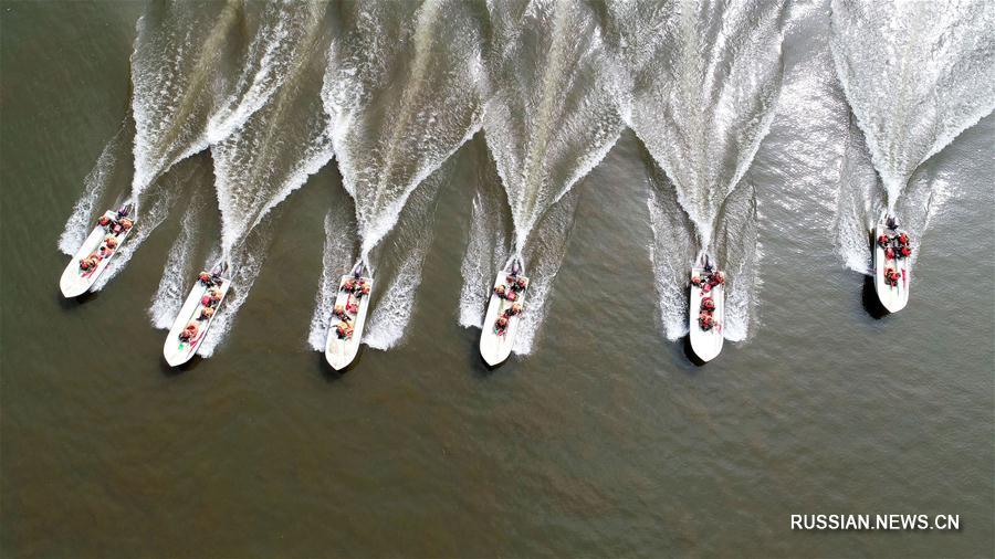 Учения по спасению на водах китайской вооруженной полиции в Лунъяне