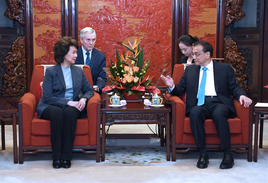 Ли Кэцян встретился с министром транспорта США Э.Чао