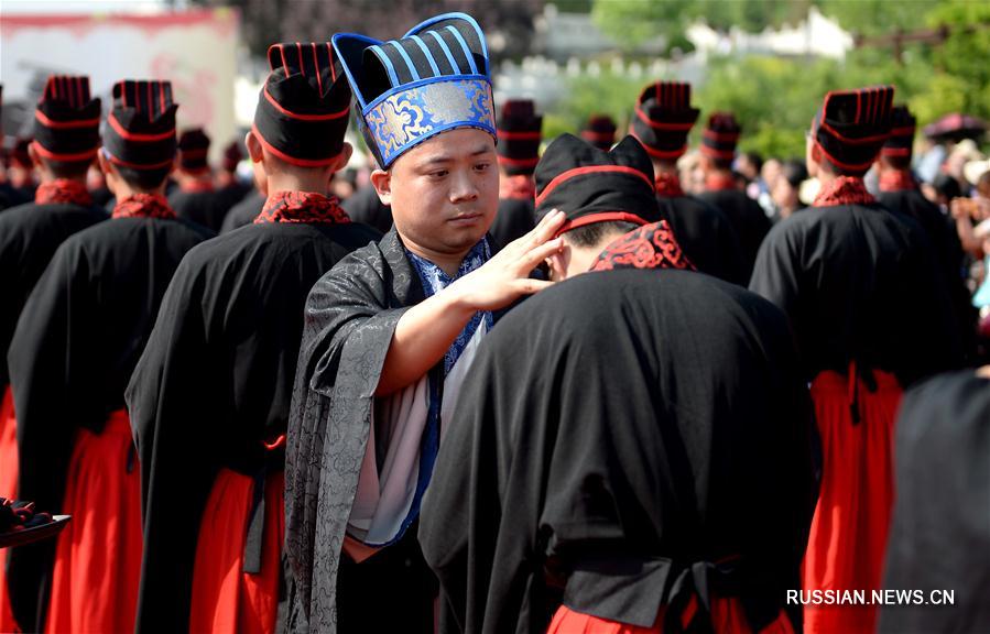 В древнем китайском городе Сиань прошла церемония посвящения в совершеннолетие для  старшеклассников