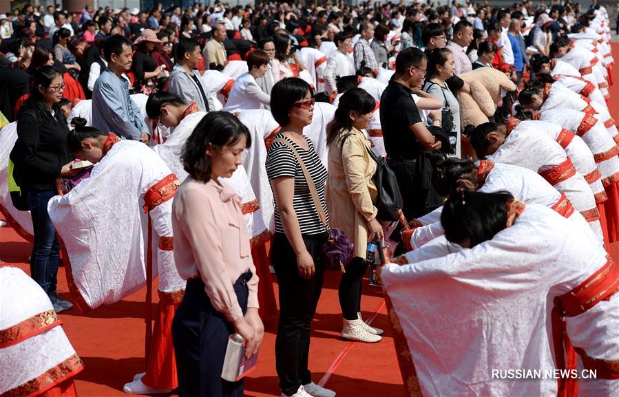 В древнем китайском городе Сиань прошла церемония посвящения в совершеннолетие для  старшеклассников