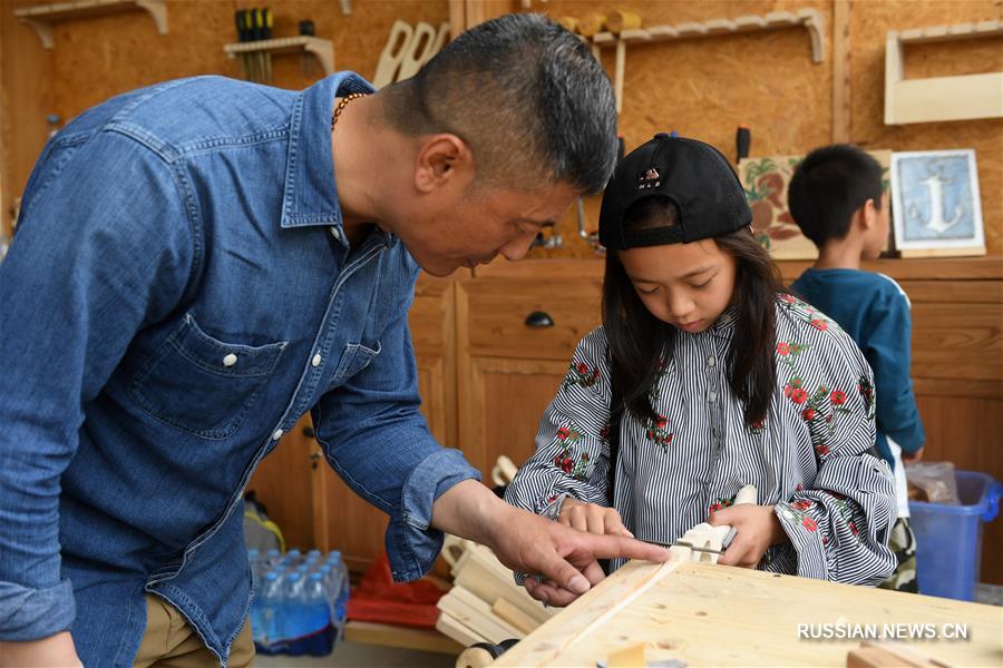 В пекинском парке "Шицзиншань" начался фестиваль народных гуляний "Поэзия весны"