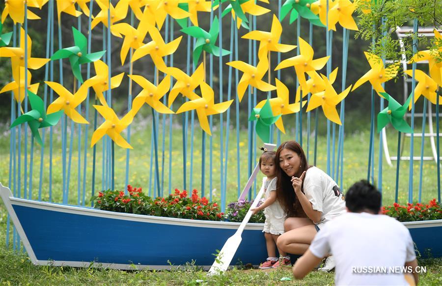 В пекинском парке "Шицзиншань" начался фестиваль народных гуляний "Поэзия весны"