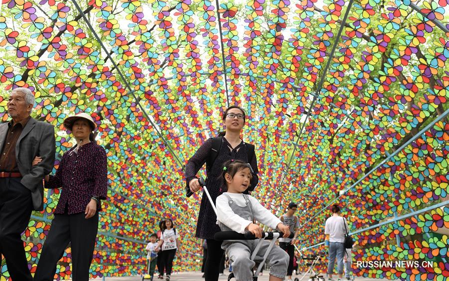 В пекинском парке "Шицзиншань" начался фестиваль народных гуляний "Поэзия весны"