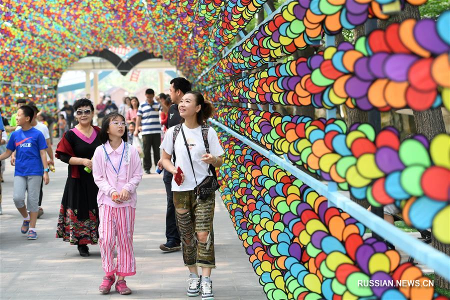 В пекинском парке "Шицзиншань" начался фестиваль народных гуляний "Поэзия весны"