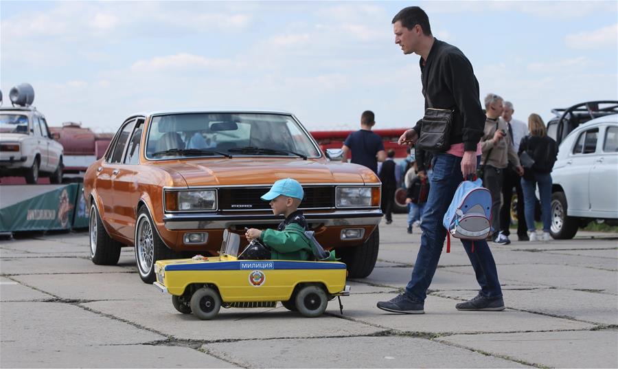 В Киеве проходит фестиваль ретро-техники "OldCarLand"