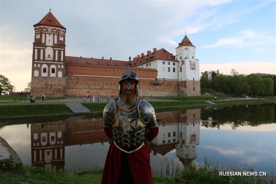 Китайские журналисты посетили Мирский замок в Беларуси