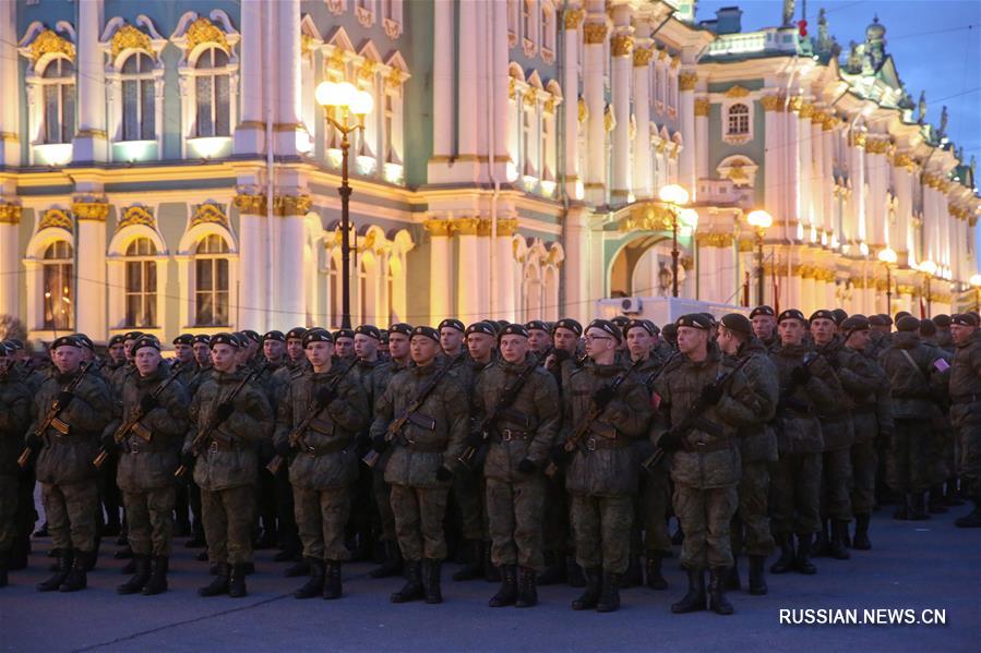 Репетиция Парада Победы на Дворцовой площади Санкт-Петербурга