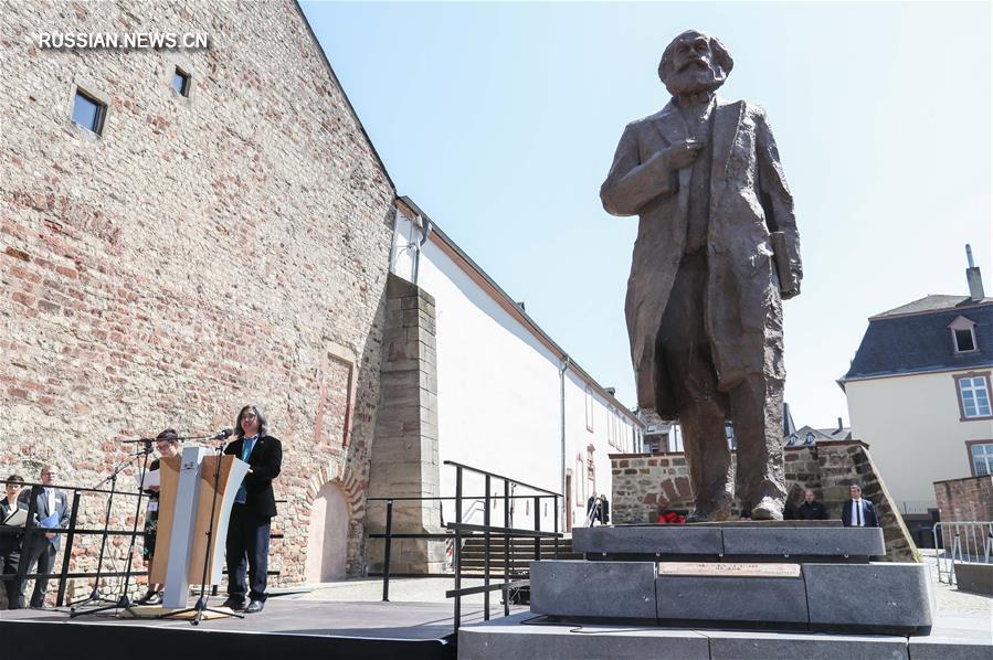 （国际）（1）中国赠送马克思雕像在德国特里尔揭幕