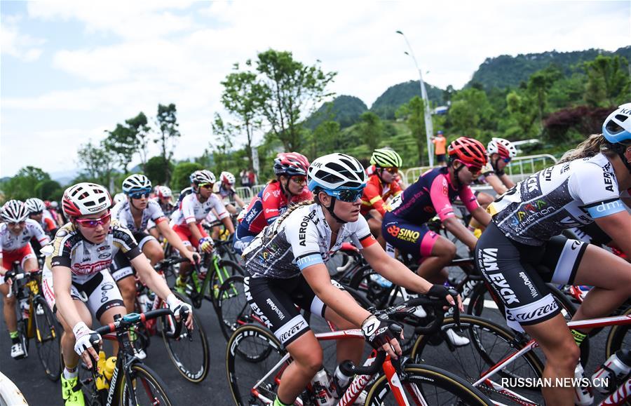 Велоспорт -- Старт международной женской велогонки на шоссе "Панорама Гуйчжоу" 2018