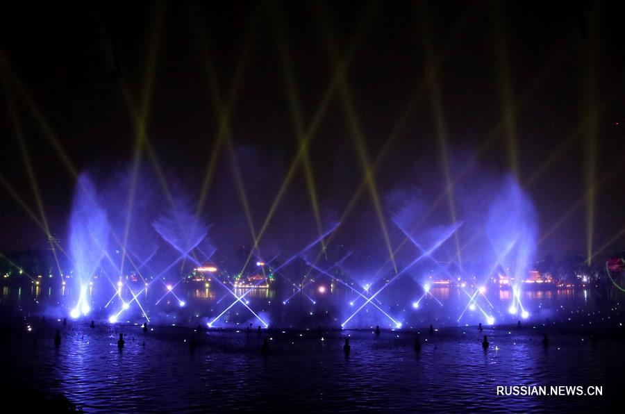 Грандиозное шоу на озере Даминху в Цзинане