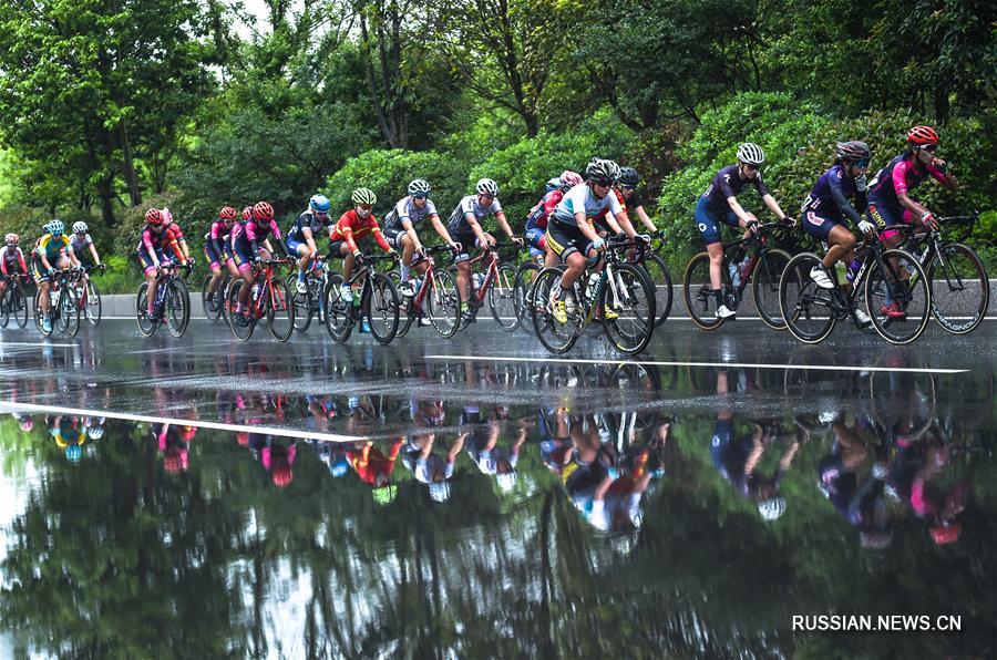 В провинции Гуйчжоу проходят международные шоссейные велогонки среди женщин
