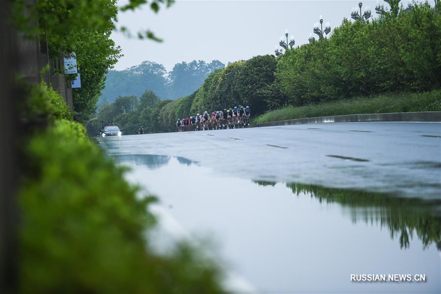 В провинции Гуйчжоу проходят международные шоссейные велогонки среди женщин