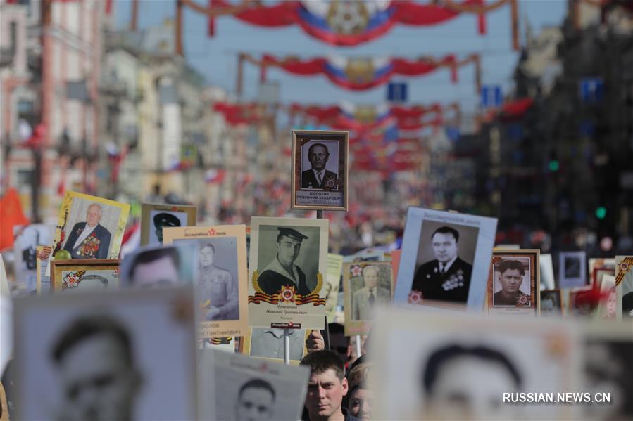 Шествие "Бессмертного полка" в Санкт-Петербурге собрало более 1 млн человек