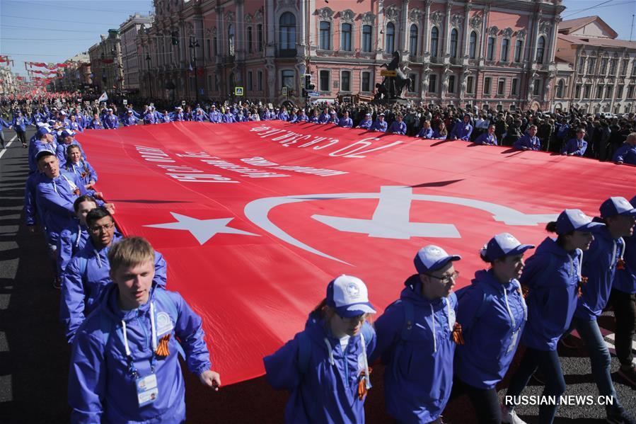 Шествие "Бессмертного полка" в Санкт-Петербурге собрало более 1 млн человек