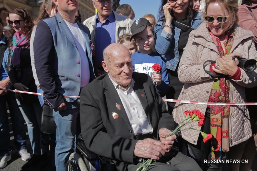 Шествие "Бессмертного полка" в Санкт-Петербурге собрало более 1 млн человек