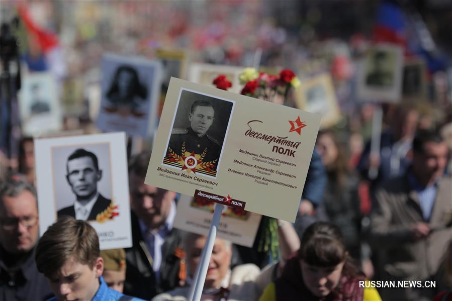 Шествие "Бессмертного полка" в Санкт-Петербурге собрало более 1 млн человек