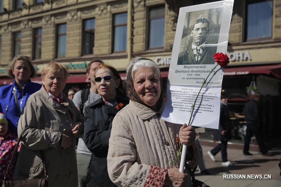 Шествие "Бессмертного полка" в Санкт-Петербурге собрало более 1 млн человек