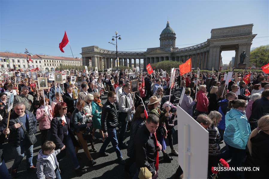 Шествие "Бессмертного полка" в Санкт-Петербурге собрало более 1 млн человек