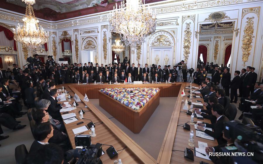 Ли Кэцян принял участие в 7-й встрече руководителей Китая, Японии и РК