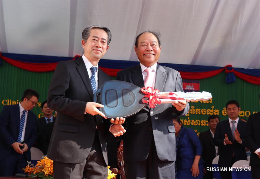 Подаренные Китаем передвижные амбулатории заступили на первое дежурство в столице Камбоджи