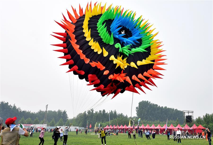 "Ползущий по земле дракон" -- Запуск больших воздушных змеев в провинции Хэбэй