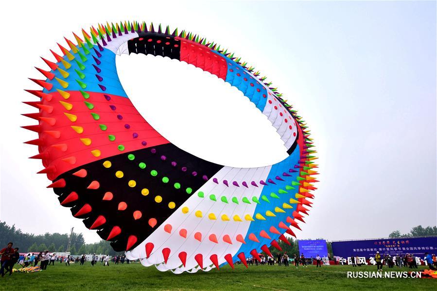 "Ползущий по земле дракон" -- Запуск больших воздушных змеев в провинции Хэбэй