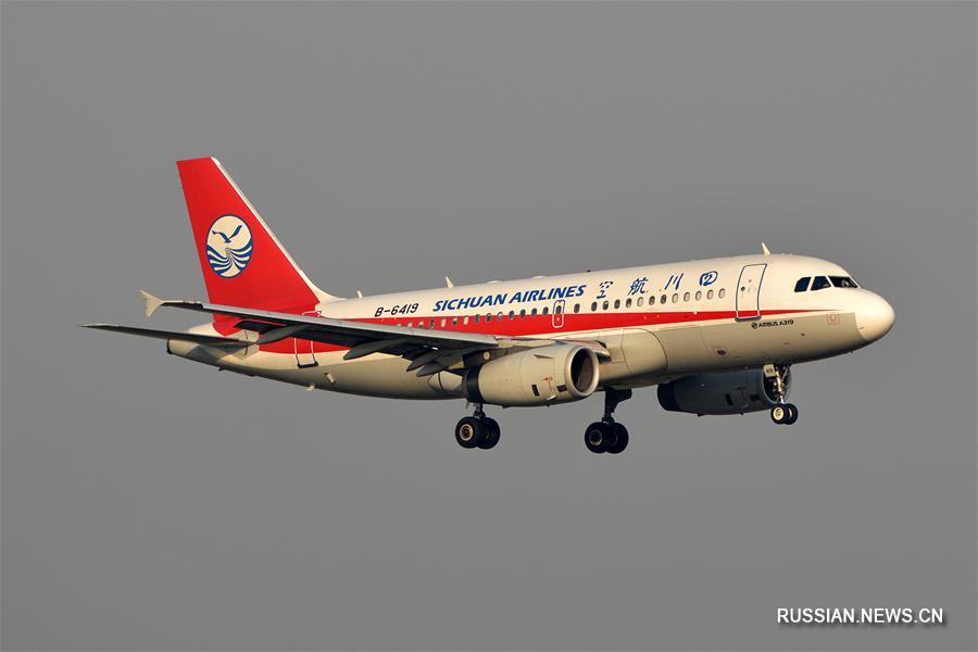 Самолет китайской авиакомпании совершил экстренную посадку из-за разбившегося в кабине  пилотов стекла, два члена экипажа пострадали 