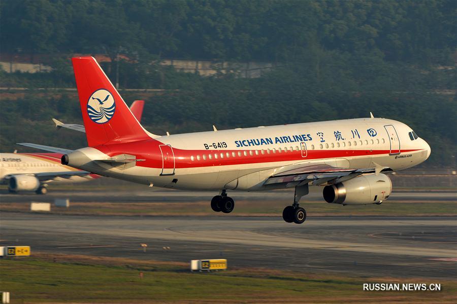 Самолет китайской авиакомпании совершил экстренную посадку из-за разбившегося в кабине  пилотов стекла, два члена экипажа пострадали 