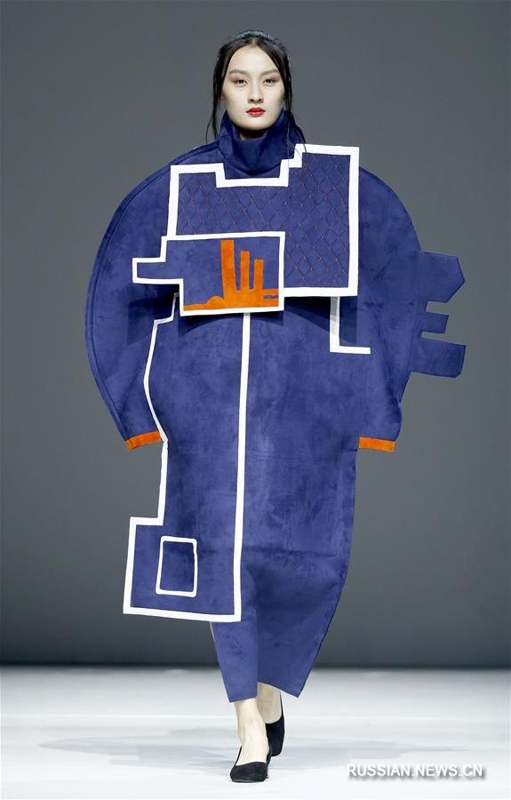 В Пекине прошел показ одежды, созданной выпускниками Хунаньского колледжа декоративно- прикладного искусства