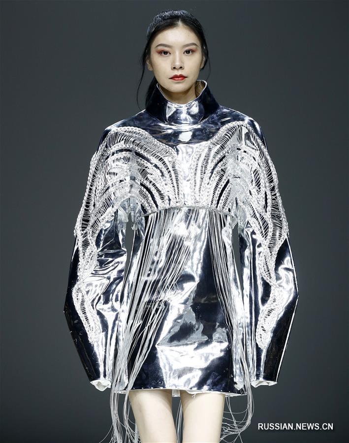 В Пекине прошел показ одежды, созданной выпускниками Хунаньского колледжа декоративно- прикладного искусства