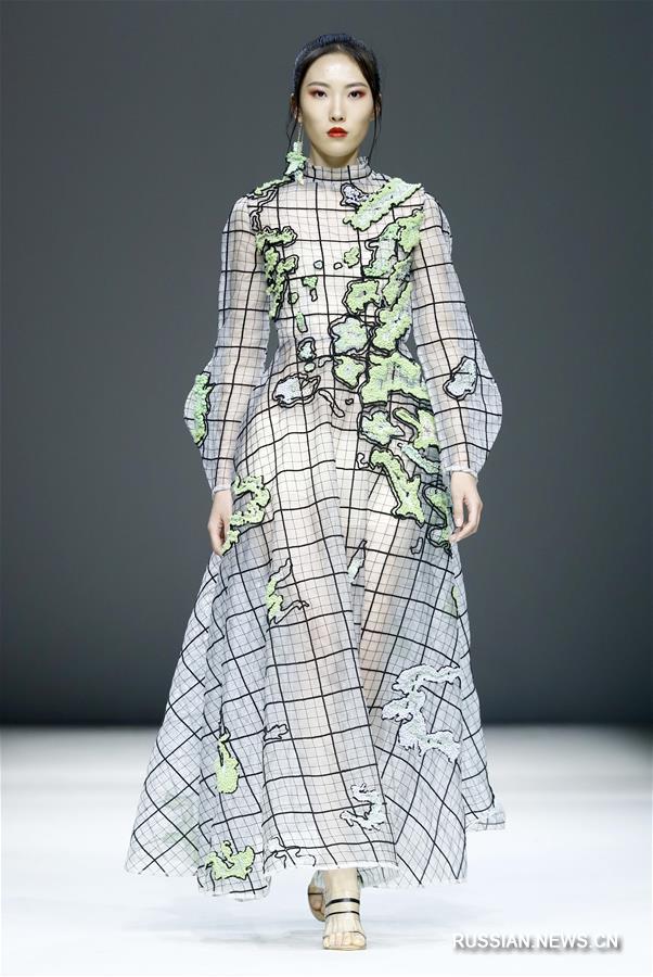 В Пекине прошел показ одежды, созданной выпускниками Хунаньского колледжа декоративно- прикладного искусства