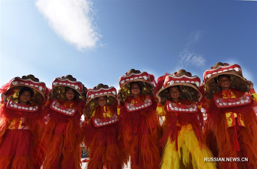 Школьники на востоке Китая учатся "танцу льва"