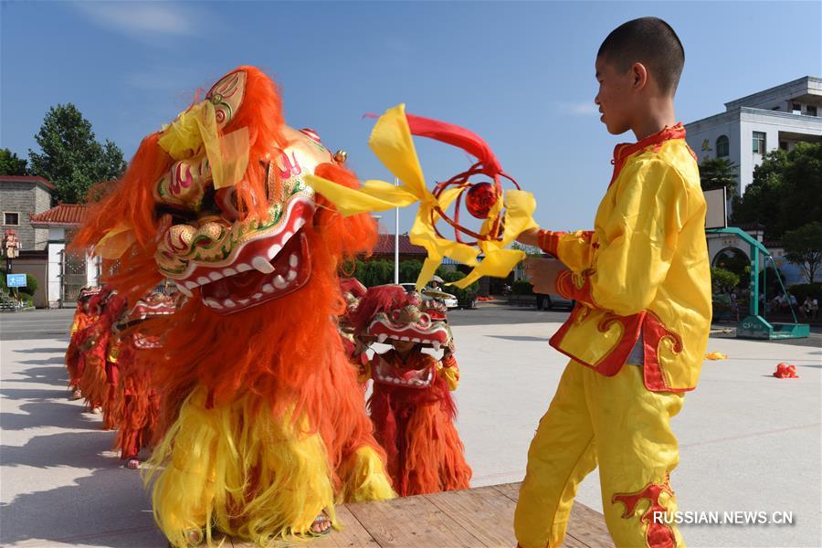 Школьники на востоке Китая учатся "танцу льва"