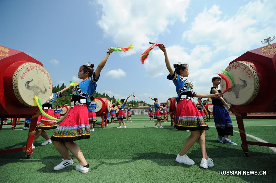 Занятия по мяоскому танцу хуагу в школах уезда Сунтао