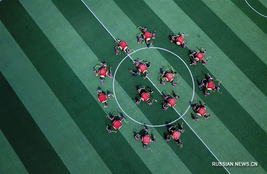 Занятия по мяоскому танцу хуагу в школах уезда Сунтао