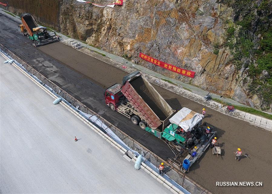 Строительство скоростного шоссе Цзинси -- Лунбан у китайско-вьетнамской границы