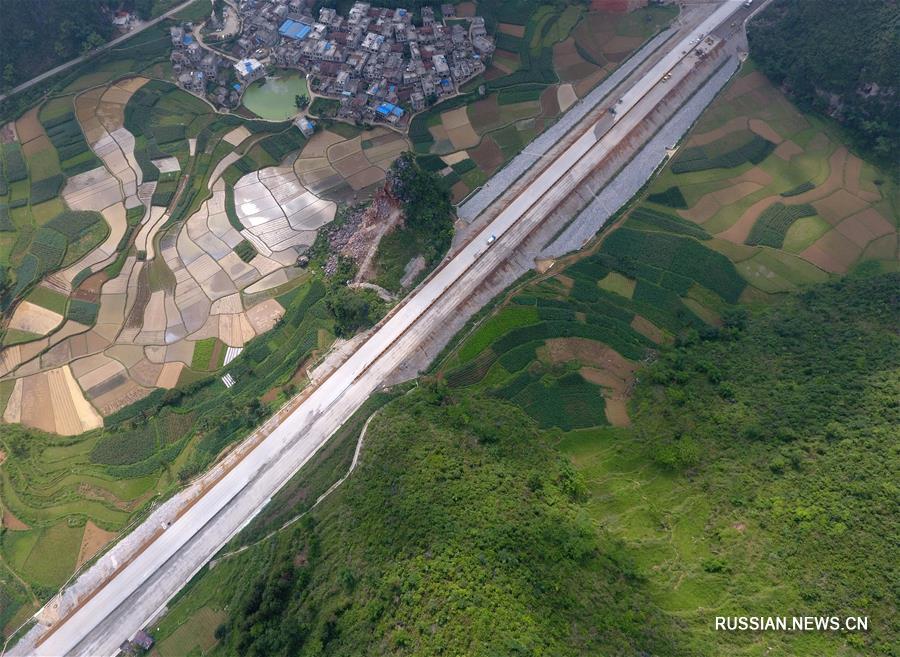 Строительство скоростного шоссе Цзинси -- Лунбан у китайско-вьетнамской границы