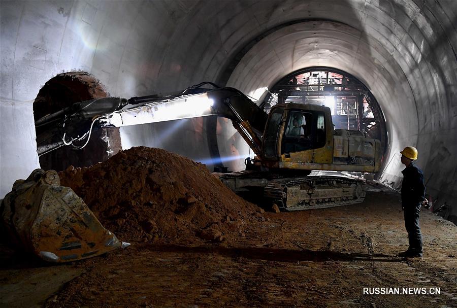 На шаньсийско-хэнаньском участке железной дороги "Мэнхуа" проложен первый ключевой тоннель