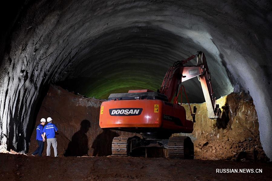 На шаньсийско-хэнаньском участке железной дороги "Мэнхуа" проложен первый ключевой тоннель